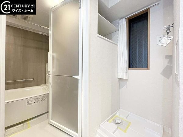 【洗面所】壁面には収納スペースを確保。