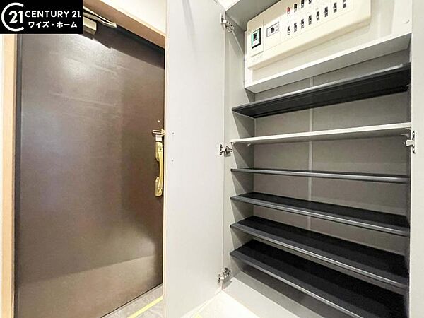 【収納】玄関にはシューズを片付けるには十分な広さの収納を確保。