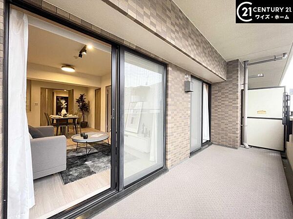 【バルコニー】3つの部屋につながり広さも十分なバルコニーです。
