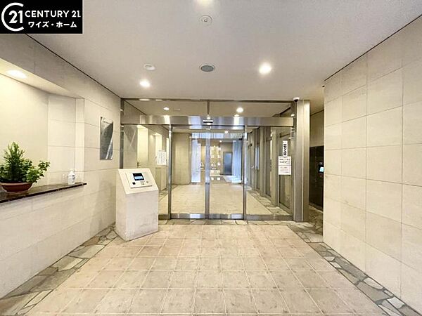 【エントランス】住民同士の挨拶が飛び交うエントランスは明るく快適で気持ちの良い空間。