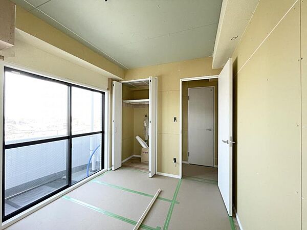 【洋室:】シンプルな内装で家具の配置もしやすい空間です。