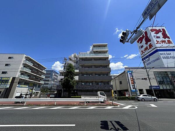 【外観】シンプルながら印象的なデザイン。