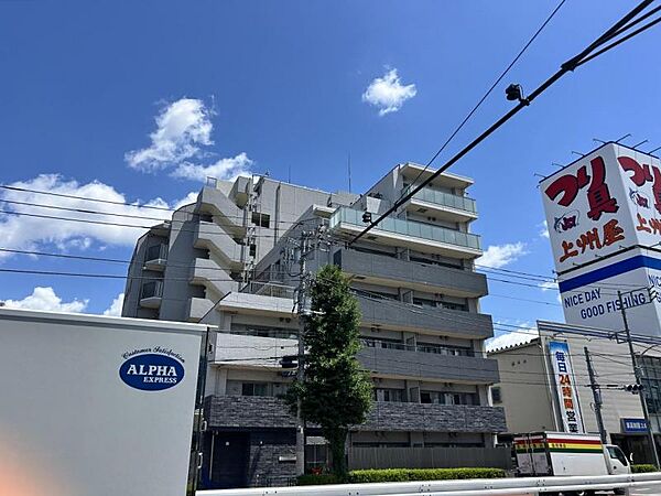 【外観】周囲と調和しつつも品の良さが際立つ外観。