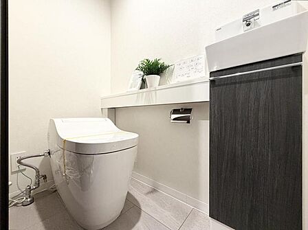 【トイレ】清潔感のあるトイレには手洗い場や収納に便利なカウンターも備え付けです。