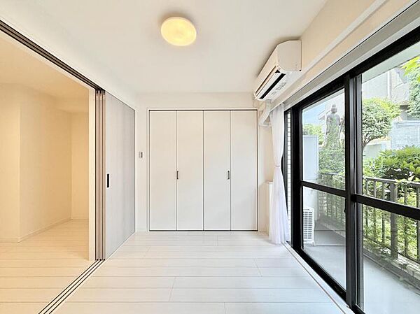 【洋室:5帖】シンプルな内装で家具の配置もしやすい空間です。
