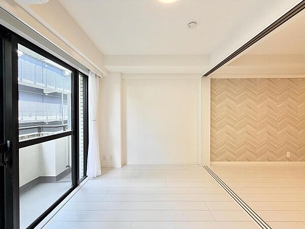 【洋室:5帖】明るく落ち着いた雰囲気のお部屋です。