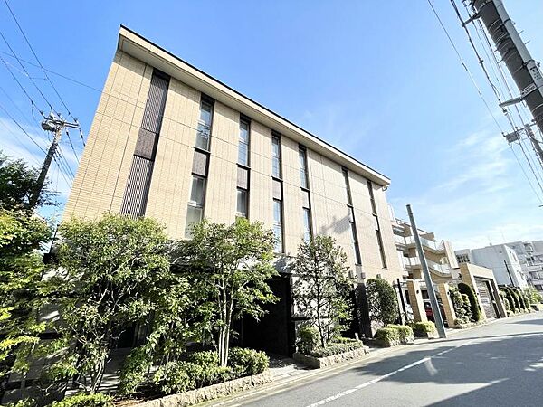 【外観】　静かな住宅街に映える、端正なマンション。暮らしの舞台にふさわしい、落ち着きと品格を備えています。