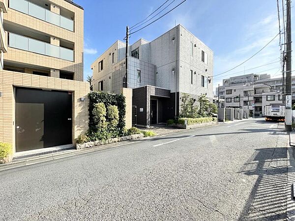 【前面道路】　幅員にゆとりある前面道路。視界が広がり、確かな開放感があります。