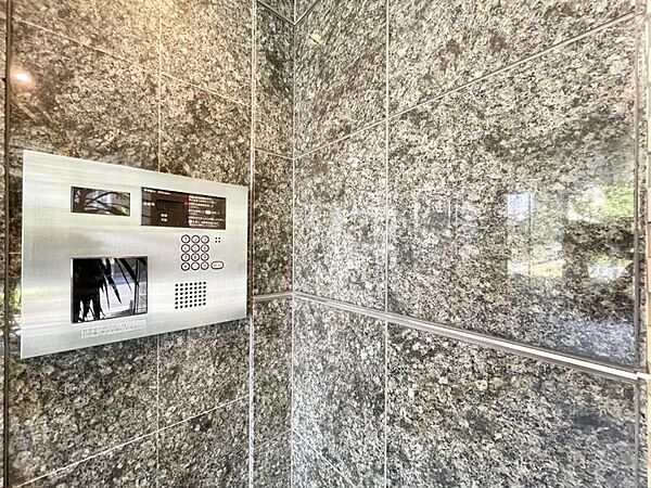 【オートロック】　オートロックと防犯カメラで入居者の安全を確保。