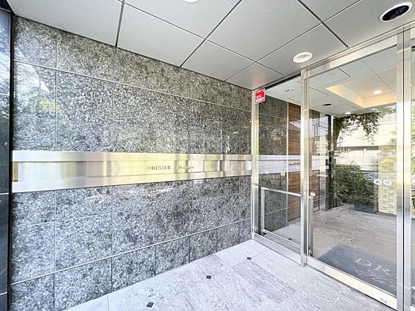 【エントランス】　しっかりと管理が行き届き開放感があり明るいマンションの顔