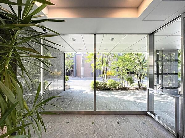【エントランス】　美しく整えられたエントランス。ゲストを出迎える開放的な空間