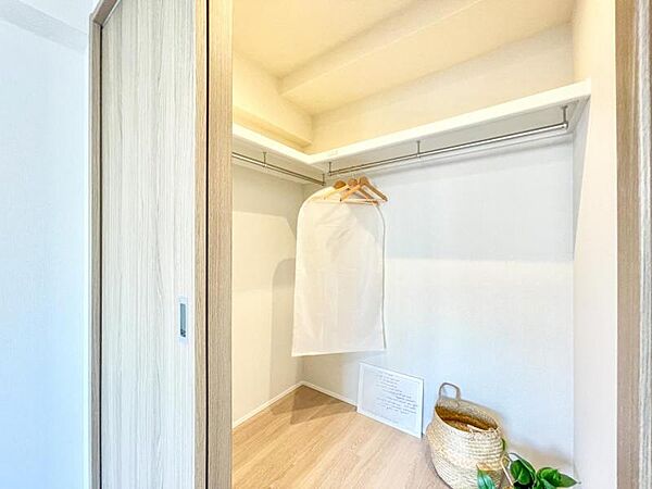 【収納】　大きなWICが完備。衣類や大きな家電などをマルチに収納できて住空間をより広げてくれます。