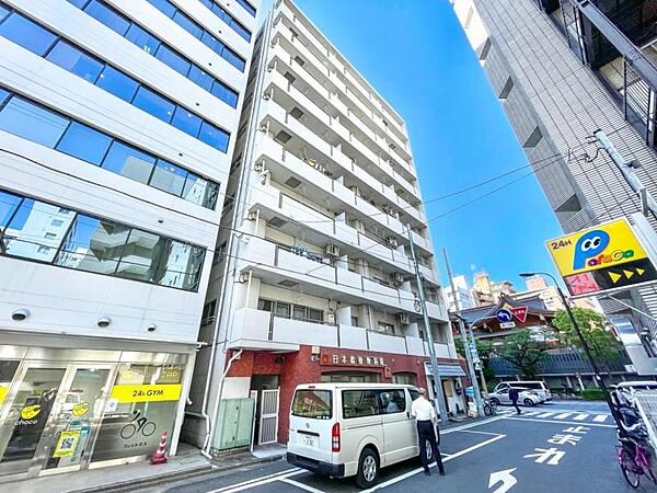 【外観】　陽光をたっぷりと取り込む明るい住空間。圧迫感がなく街並みに馴染む落ち着いた佇まい。