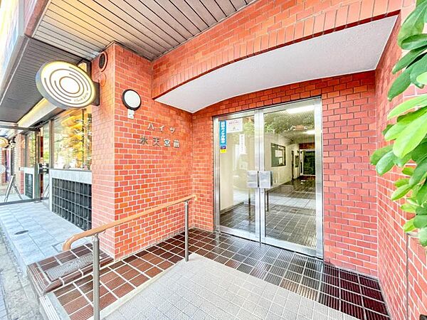【エントランス】　しっかりと管理が行き届き開放感があり明るいマンションの顔