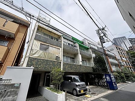 清潔感のあるシンプルな外観が魅力的な物件です。