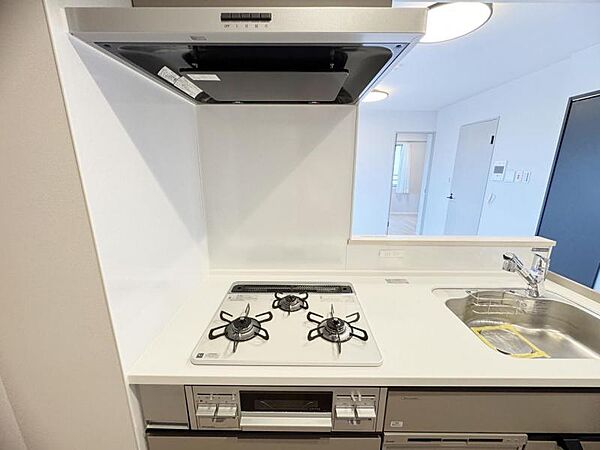 収納スペースが豊富で、調理器具や食材もスッキリ片付きます。