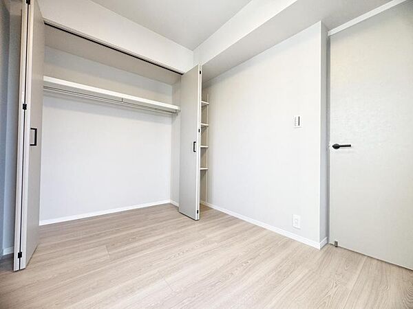 使い勝手の良い収納が豊富で、物が多くてもスッキリ片付けられます。