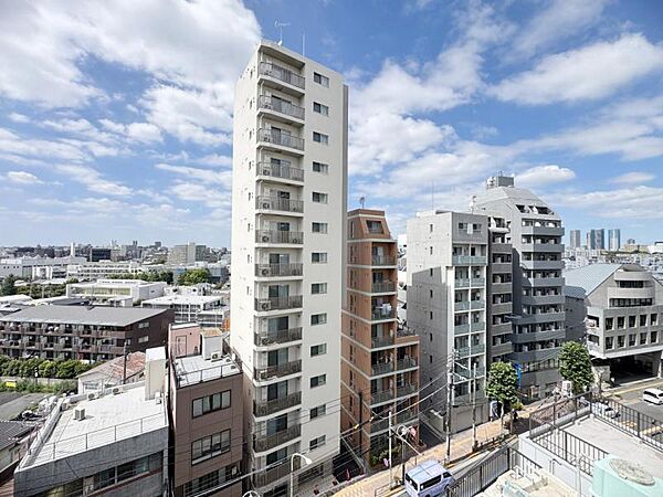 都市の美しい夜景を眺めながら、落ち着いた時間を過ごせます。