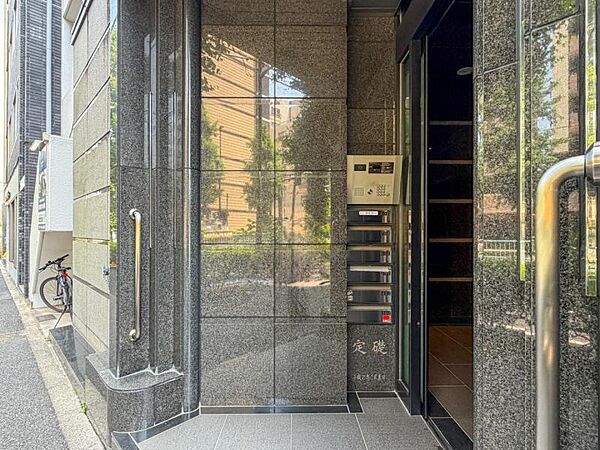 【オートロック】　オートロックと防犯カメラで入居者の安全を確保。