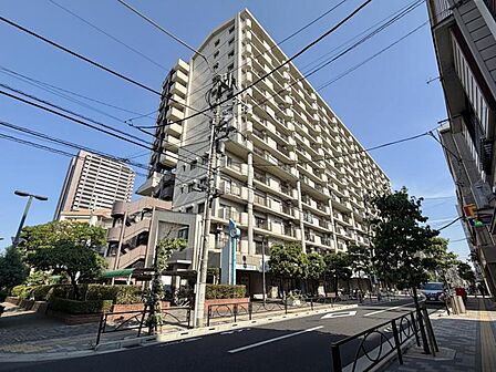 【外観】街並みに溶け込みながらも存在感を放つ外観。