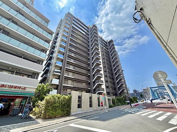 【外観】　段層が織りなすリズム感。光と影が美しく交差するモダンな造形。