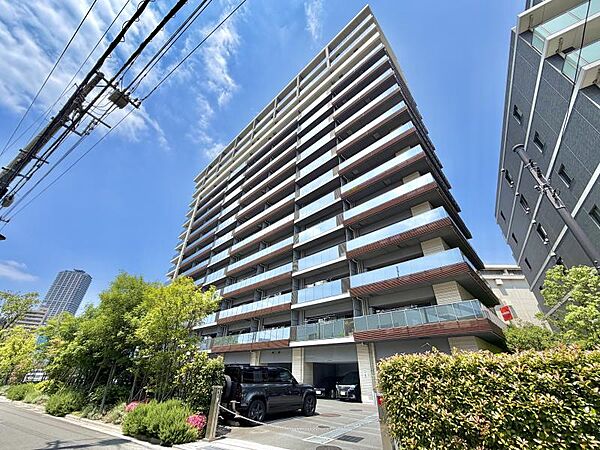 【外観】　周囲の街並みと調和する落ち着いた色調。上質な日常を予感させる。