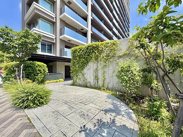 【エントランス】　豊かな植栽に包まれたエントランスアプローチ。緑が導く我が家への道。