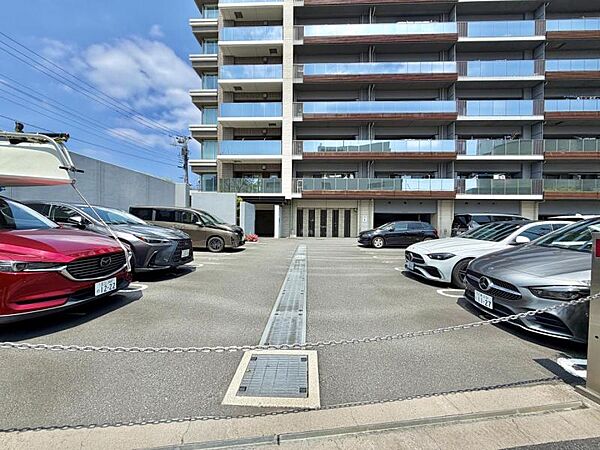 【駐車場】　敷地内に駐車スペースあり。日々の移動もスムーズです。