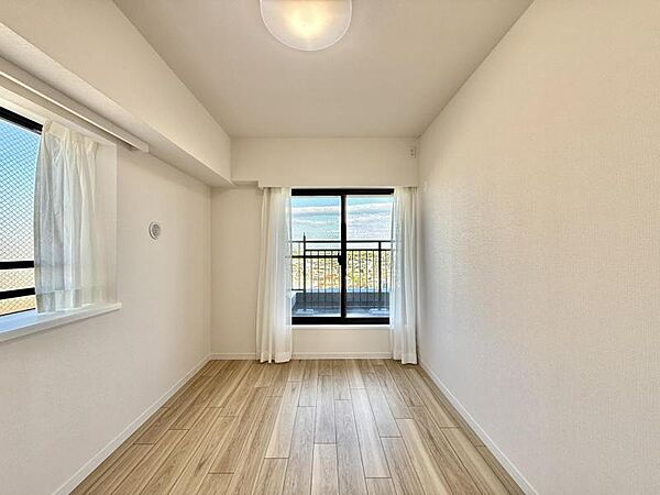 【洋室】シンプルな内装で家具の配置もしやすい空間です。