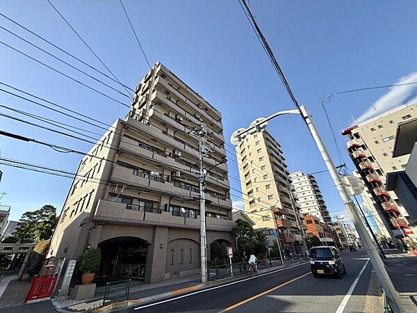 【外観】端正なフォルムが印象に残る建物デザイン。