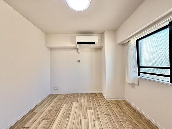 【洋室】明るく落ち着いた雰囲気のお部屋です。