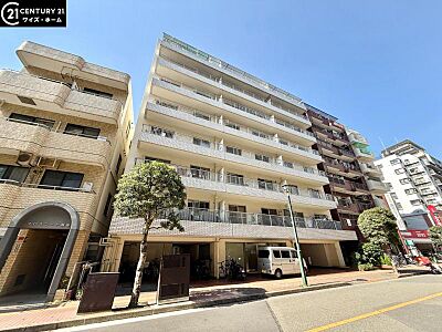 外観：【外観】　青空に映える重厚な佇まい。都心の喧騒を忘れさせる端正な外観。