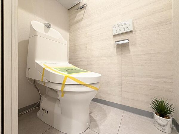 【トイレ】　小さなお子さまも使うトイレだからこそ、掃除のしやすさは大切。床材や壁の素材にも配慮され、日々のメンテナンスがぐっとラクになります。