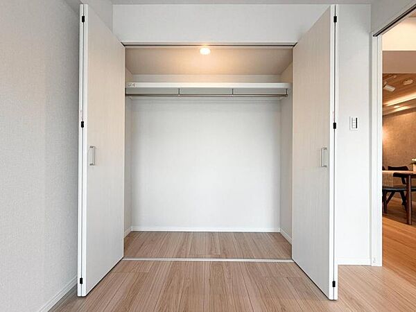 【収納】　大型のクローゼット完備。衣類だけではなく上部にバッグなどの小物、下部には季節の家電やスーツケース等スッキリと収納可能です