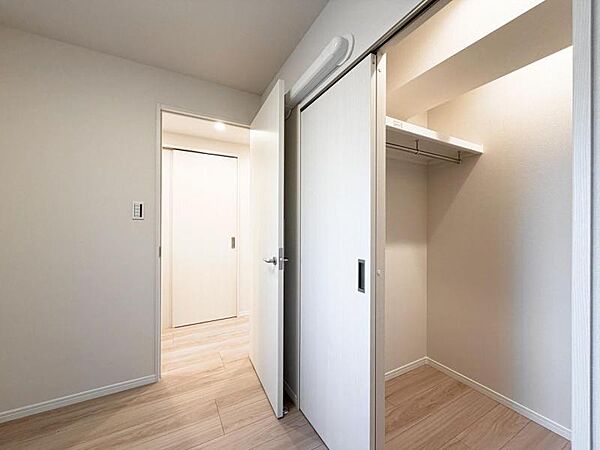 【収納】　各居室には大きめのクローゼット、主寝室にはゆとりのあるウォークインクローゼットを完備。衣類も季節ものも、すっきり収まり、毎日の身支度が心地よく整います。