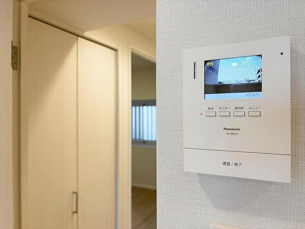 【設備】　家族の安心を守るTV付インターホン