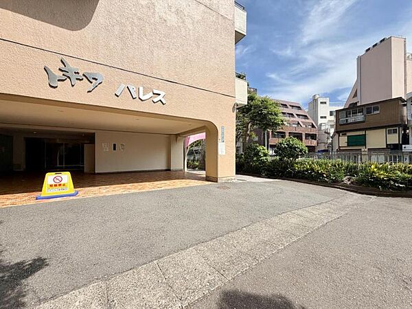 【エントランス】　しっかりと管理が行き届き開放感があり明るいマンションの顔