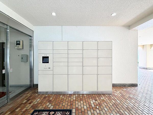 【宅配ボックス】　共働きなど不在が多い方、ネット通販の利用が多い方に大変便利。