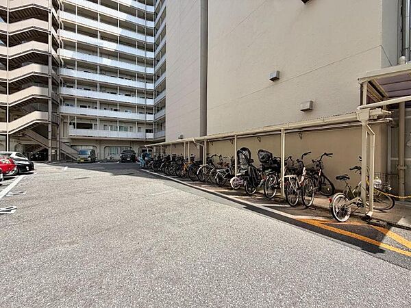 【駐輪場】　屋根付きの駐輪場は雨の日などにとても重宝します