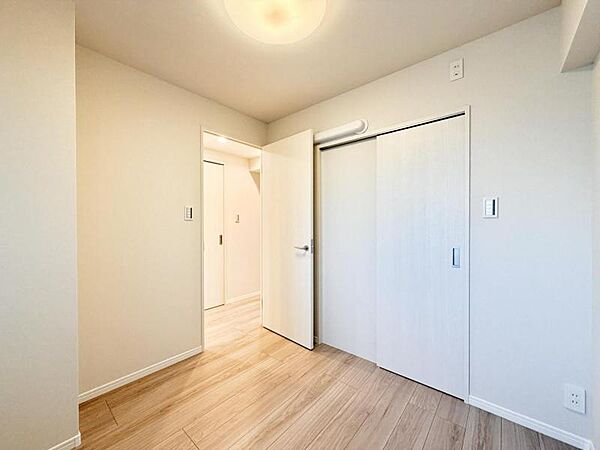 【洋室：3.7帖】　どんな家具にも調和する明るく落ち着いた内装　大切な時間を豊かに、快適にお過ごしいただけます　