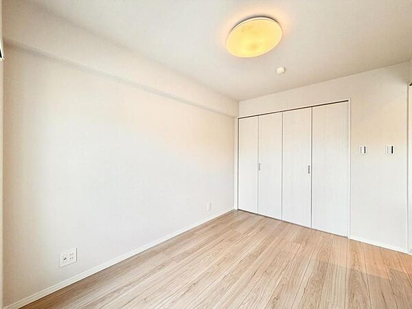 【洋室：5.1帖】　プライベートなお部屋ではゆったりとした時間を過ごしたいです。音楽を聴いたり読書したりと落ち着いた時間が流れる住空間