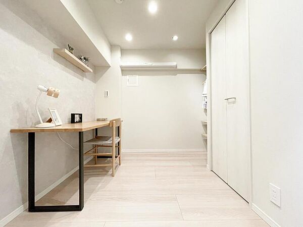 【洋室：3.7帖】仕事や趣味のスペースとしても活用できる、多用途に使える部屋。