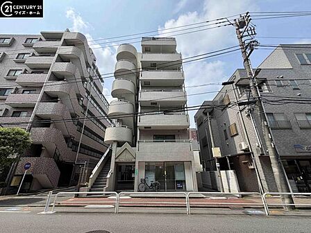 【外観】重厚感とシャープな格子意匠が調和する、現代的なデザイナーズ外観