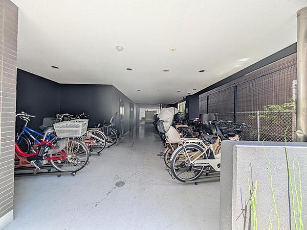 【駐輪場】マンション敷地内の駐車場。雨の日でも荷物の出し入れがスムーズに行えます。