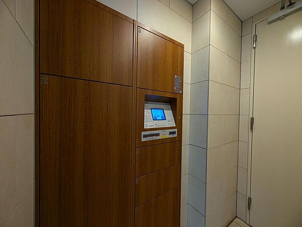 【宅配ボックス】不在時も安心の宅配ボックス。忙しい現代の暮らしに寄り添う設備。