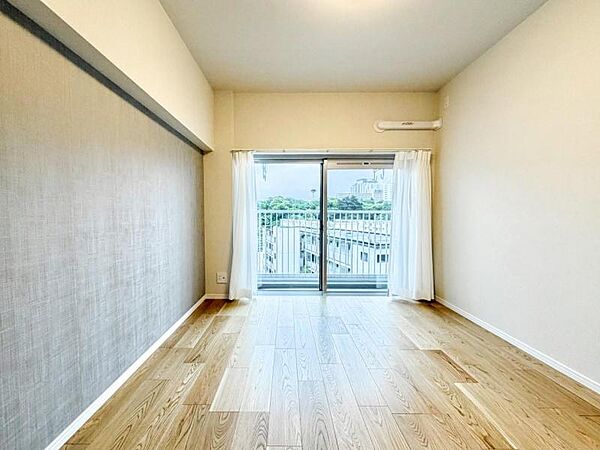 【洋室:4.6帖】　シンプルで落ち着いた洋室は、夫婦の寝室に。一日の終わりに、ほっとひと息つけるプライベート空間です。