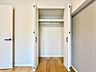 収納：【収納】　室内を有効的にお使いいただける全居室収納付き枕棚も付いているので、洋服や雑貨など無駄なく収納いただけます
