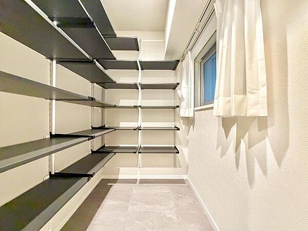 【収納】　大容量のシューズクロークが備わったいて、大きなベビーカーやアウトドア用品もスッキリと収納可能です