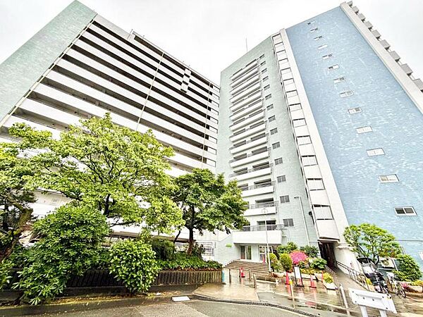 【外観】　段層が織りなすリズム感。光と影が美しく交差するモダンな造形。