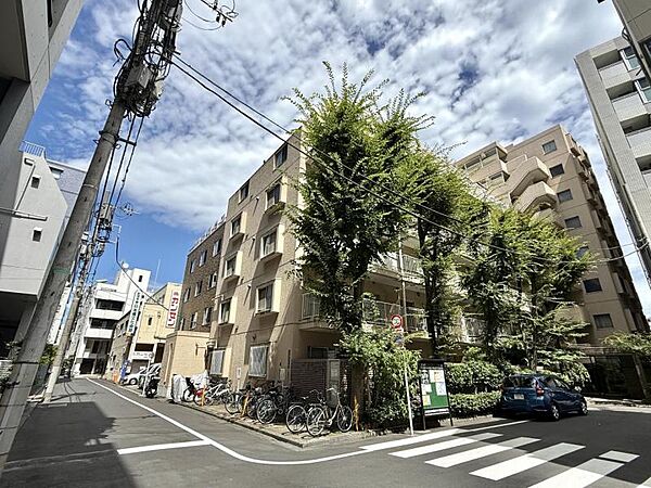 【外観】洗練された街に溶け込む外観。都市の中で、心地よい暮らしを支える存在です。
